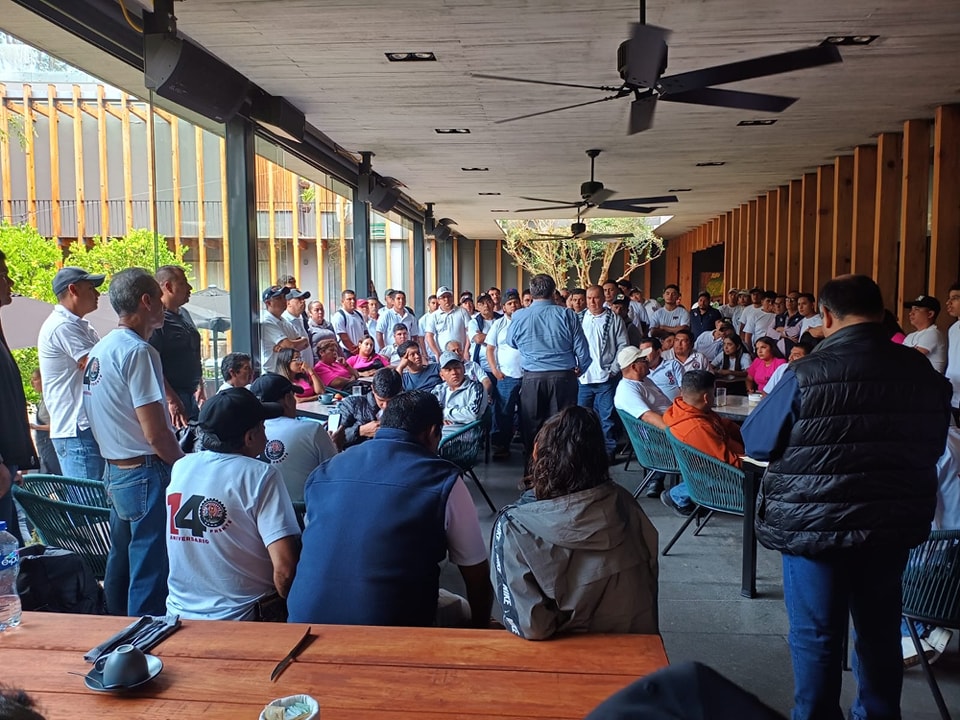 [Galería] Nuestro Secretario General Nacional, Don Carlos Pavón, con Compañeros de Tizapa Sección 219 hablando de la huelga