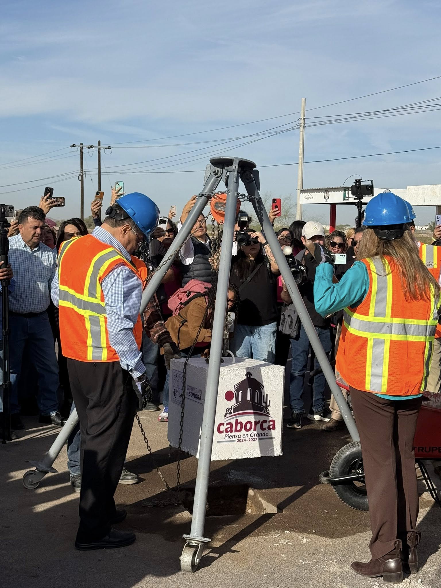 [Galería] Colocación de la primer piedra al monumento a la mujer minera en Caborca