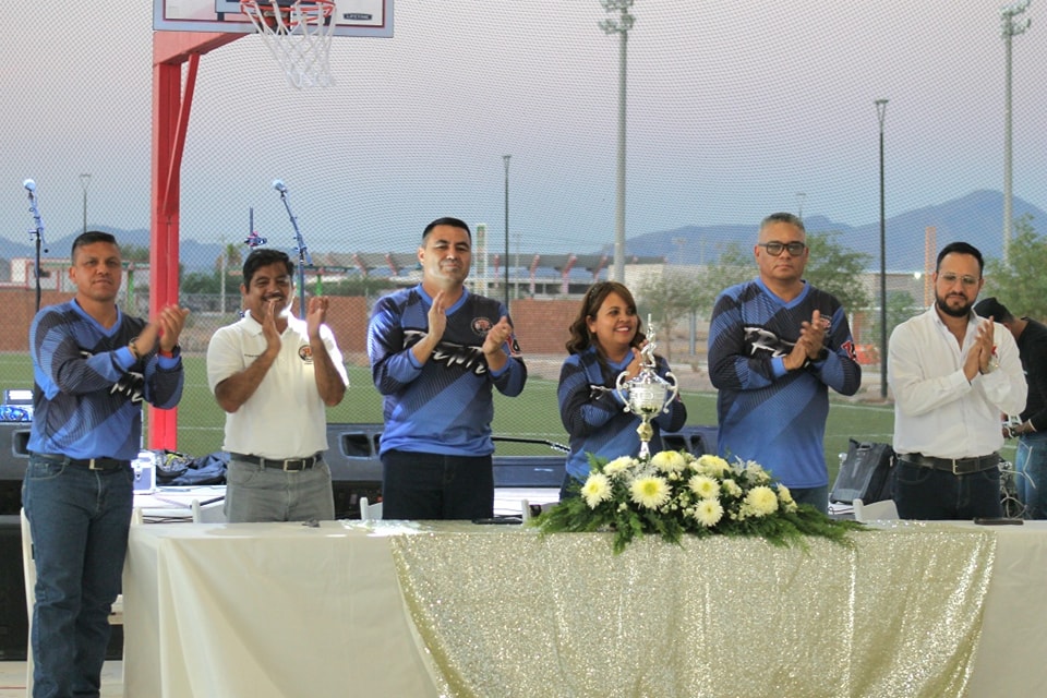 [Galería] Entrega de trofeos para los equipos ganadores en los juegos deportivos 