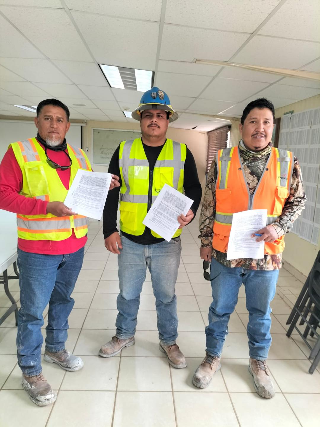 [Galería] Entrega de los convenios obtenidos para el Contrato Colectivo de Trabajo a Compañeros de la Seccion 94
