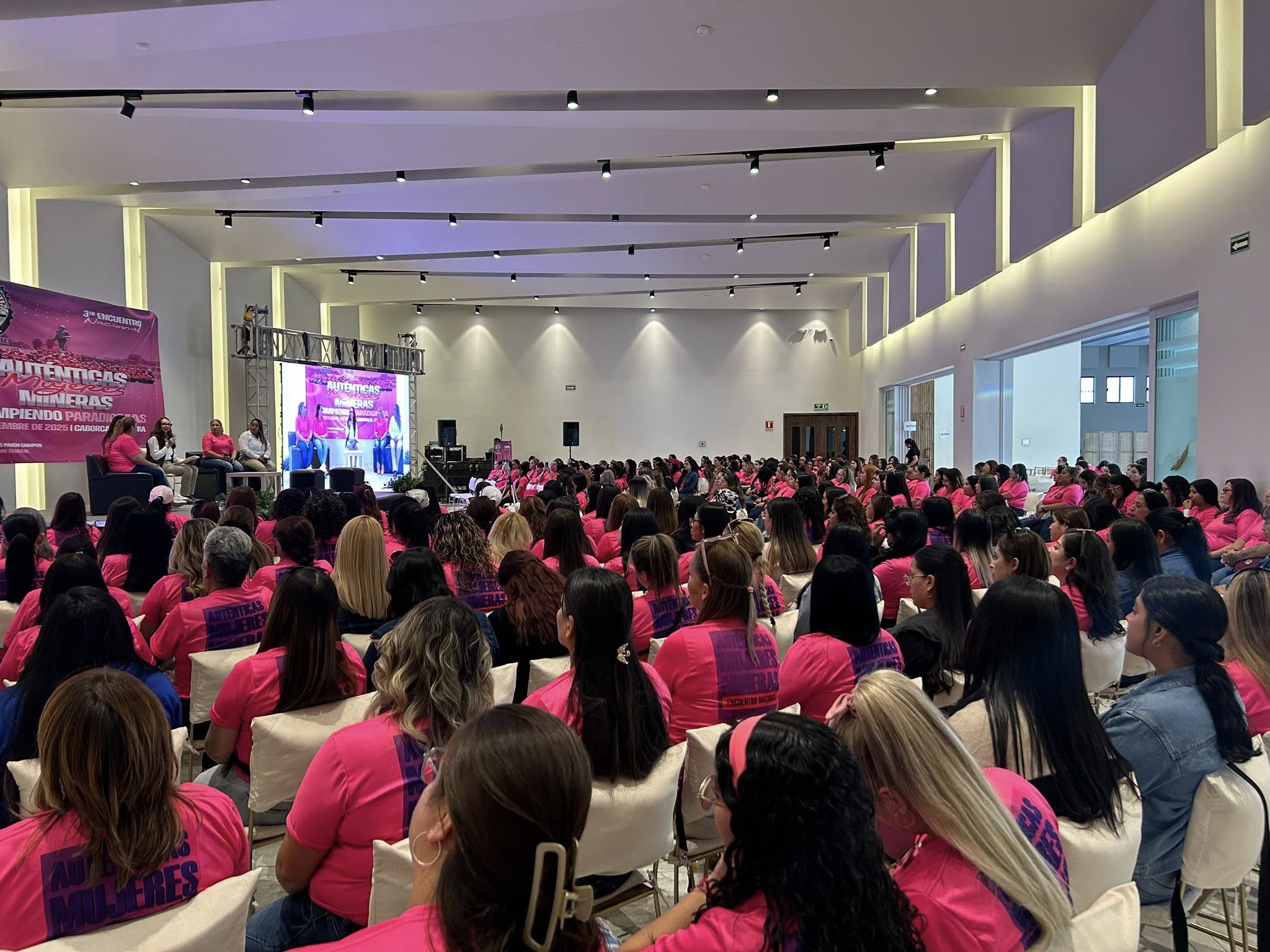 [Galería]  Segundo día del 3er Encuentro de Aunténticas Mujeres Mineras, Mesa redonda "Retos de la mujer en minería "