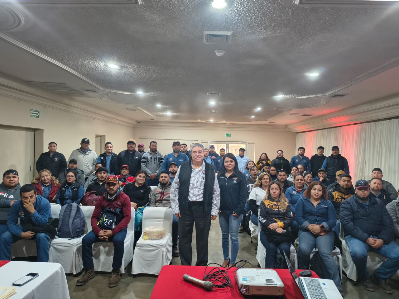 [Galería] Comité Local de la Sección 94, el líder Carlos Pavón junto con el grupo de Talibanes en reunión