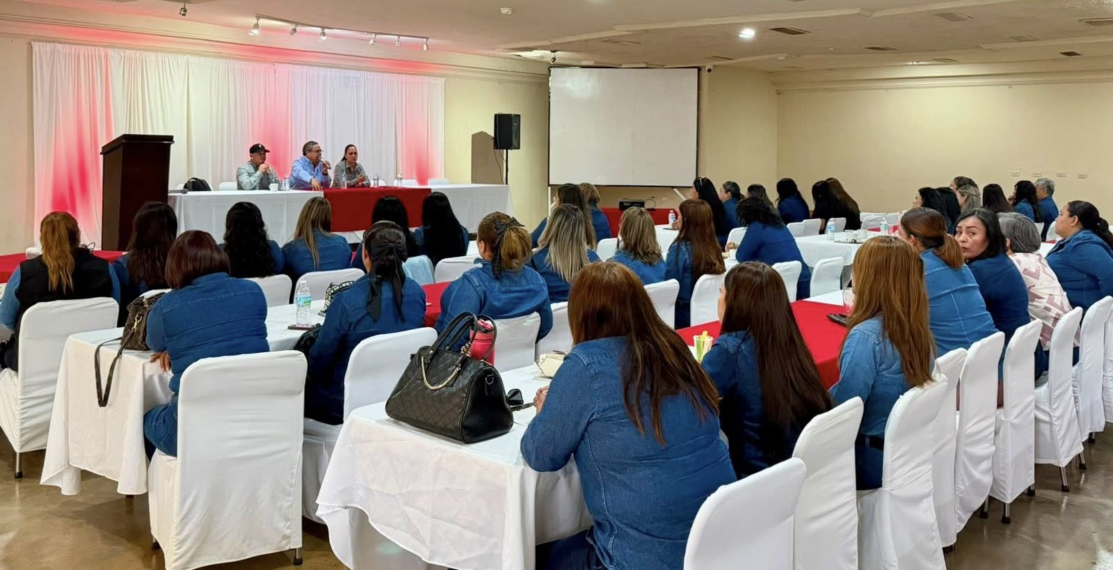 [Galería] Carlos Pavón en reunión con las y los mineros de Caborca