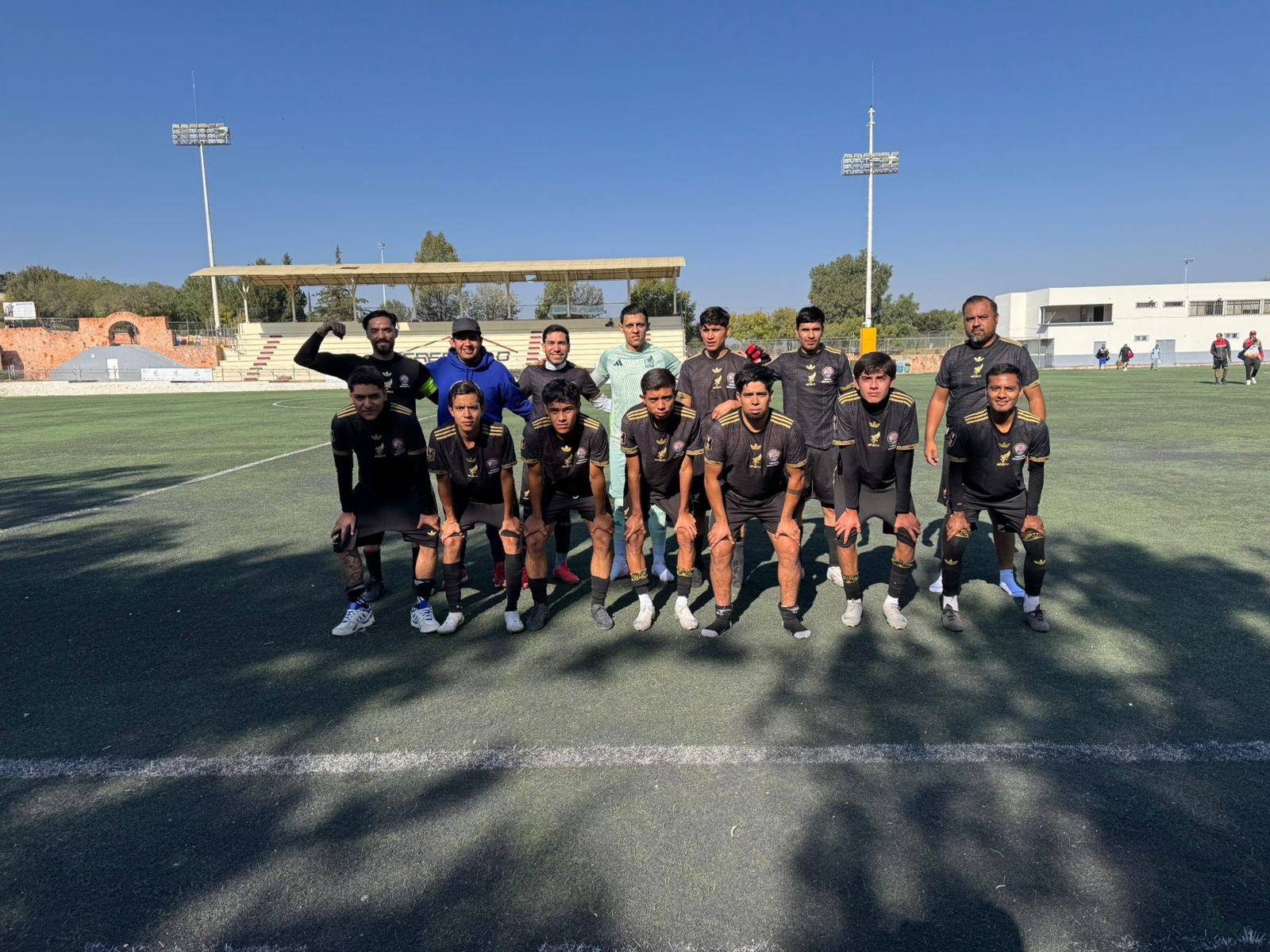 [Galería] Compañeros deportistas disfrutan fin de semana con partido de fútbol