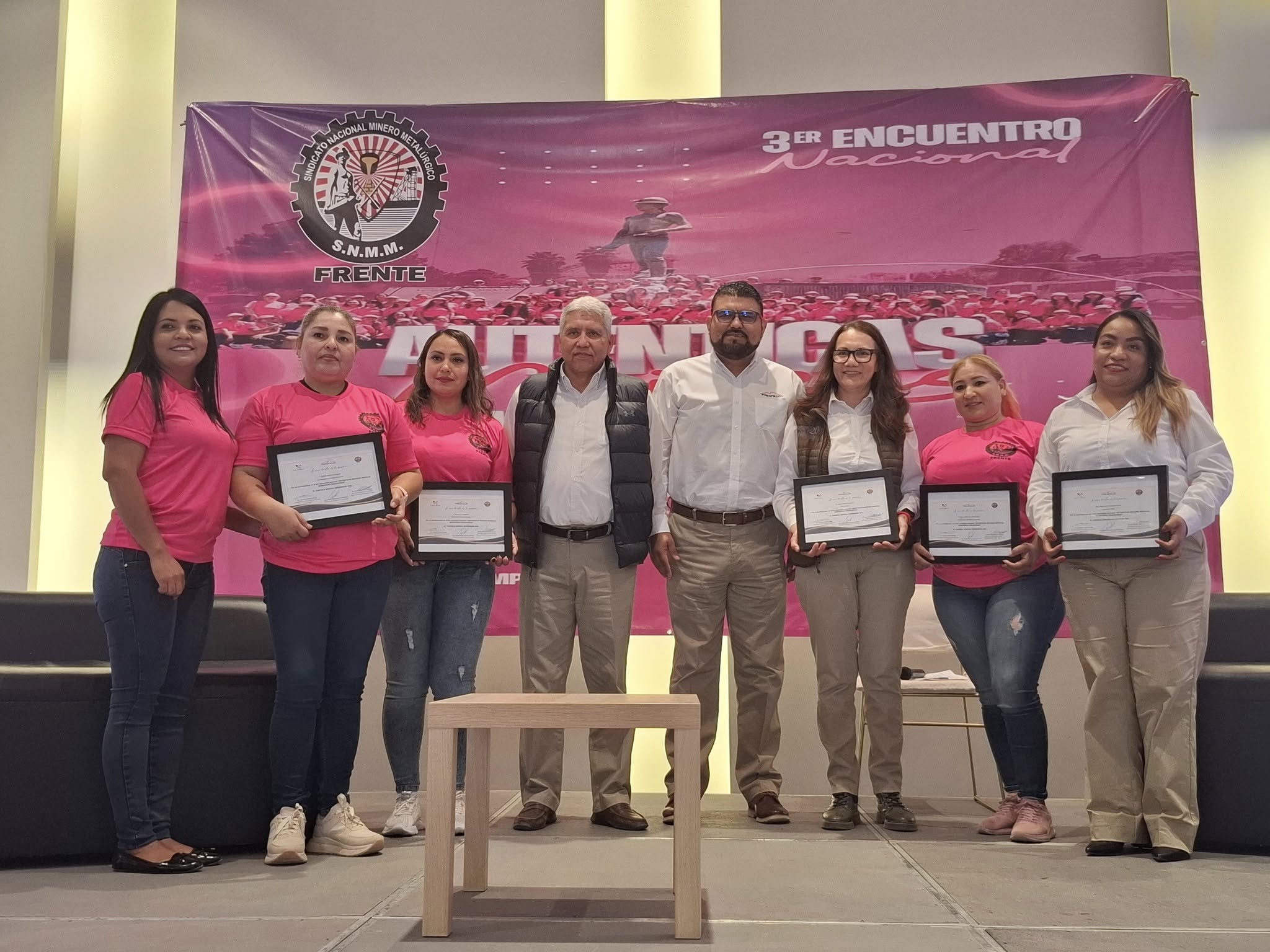 [Galería] Mesa redonda "Retos de la mujer en minería" en el 3er Encuentro Nacional  Auténticas Mujeres Mineras