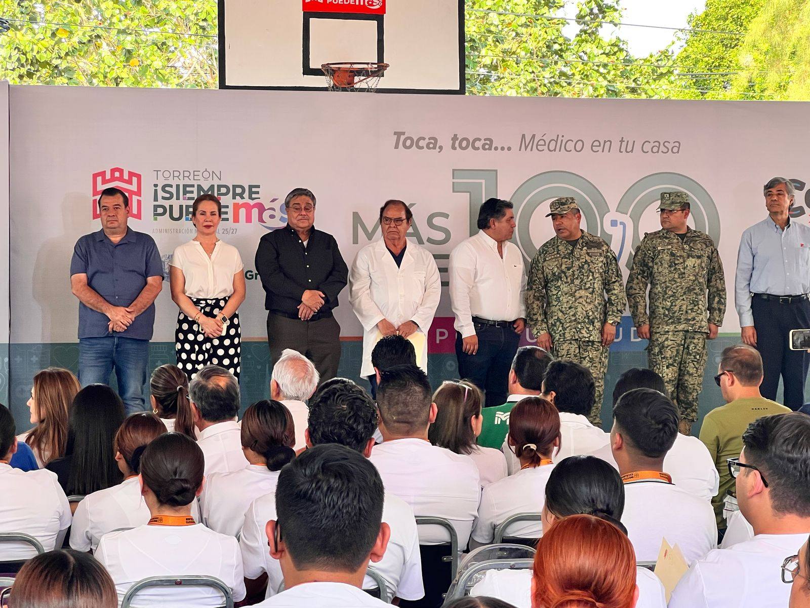 [Galería] Programa "Toca, toca por tu salud; medico en tu casa" en Refinería 64 con la presencia de Carlos Pavón